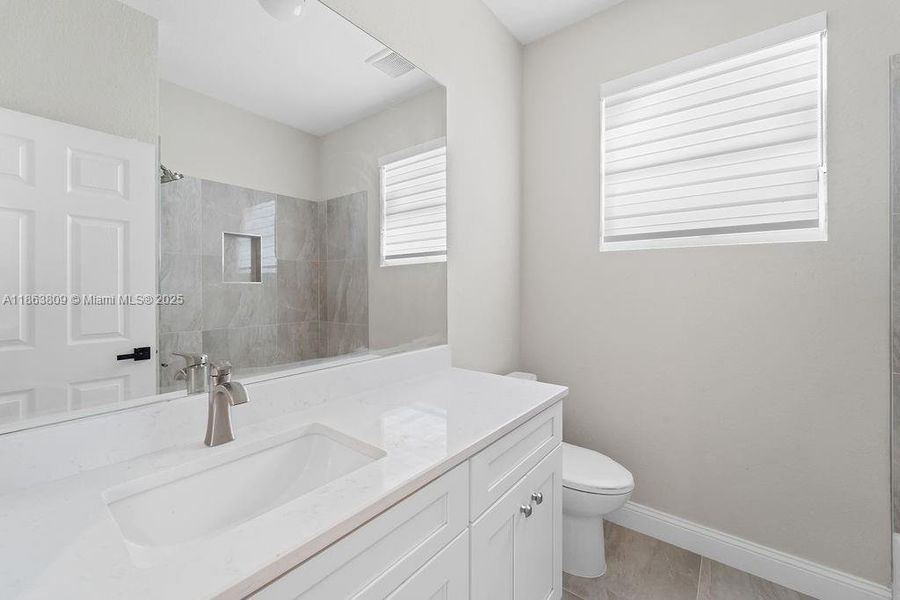 Furnished interior view inside a new home in , Tamarac (Image 6).