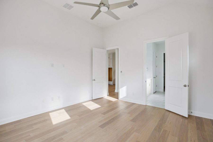 Spacious, unfurnished interior of a new home in Persimmon, Buda (Image 20).