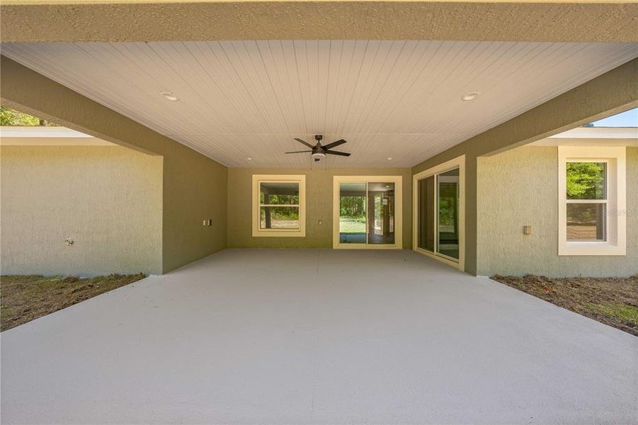 Exterior details and patio area of a home in , Dunnellon (Image 19).