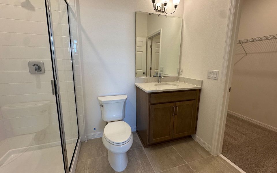 Comfortable and Functional Bathroom in Central Florida House