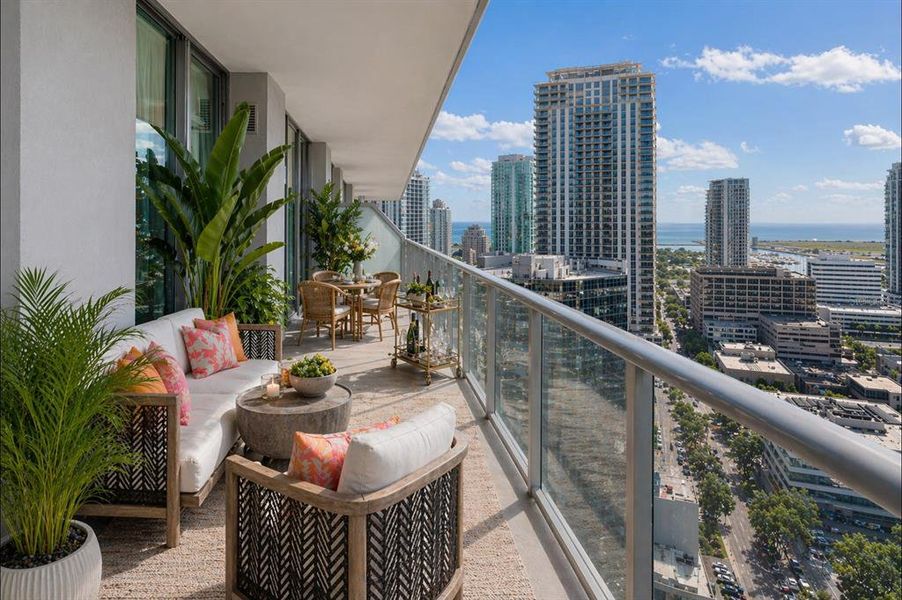 Condo located in St. Petersburg, FL showcasing its design and architecture (Image 49).