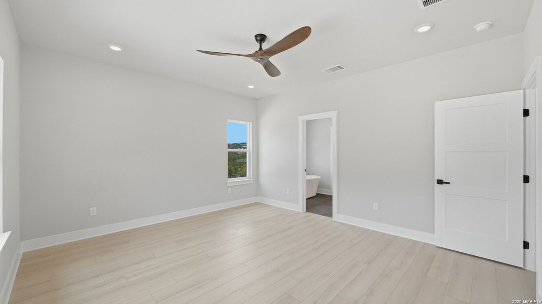 Spacious, unfurnished interior of a new home in , Canyon Lake (Image 37).