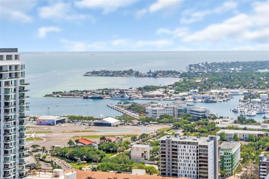 Condo located in St. Petersburg, FL showcasing its design and architecture (Image 31).