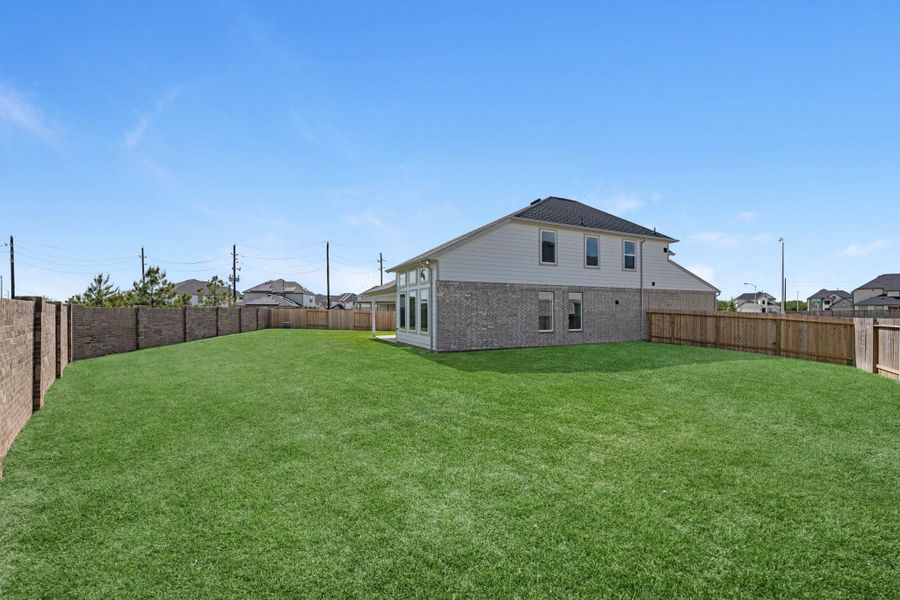 Exterior details and patio area of a home in Briarwood Crossing, Rosenberg (Image 3).