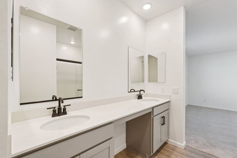 Primary bath. Finishes and options may vary. Primary bath. Finishes and options may vary.