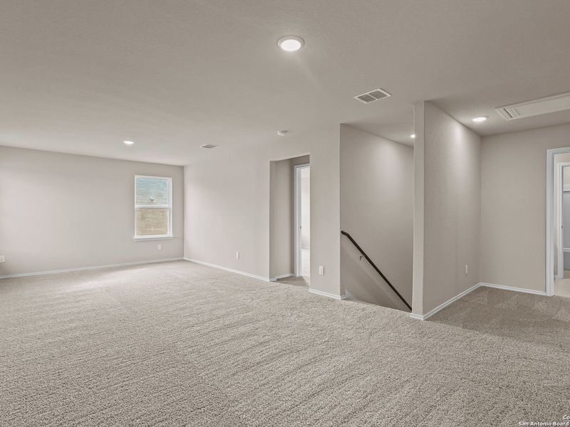 Spacious, unfurnished interior of a new home in Royal Crest, San Antonio (Image 28).