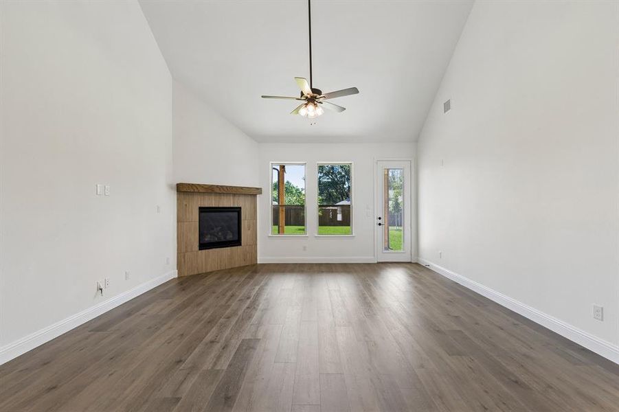Spacious, unfurnished interior of a new home in Cambridge Manor, North Richland Hills (Image 18).
