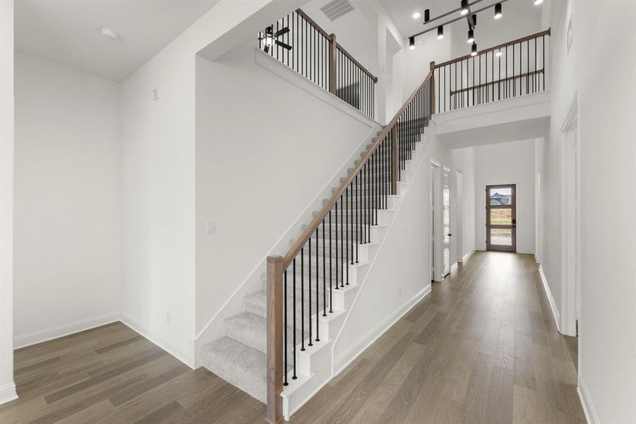 03. 1716 Hillside - Entry