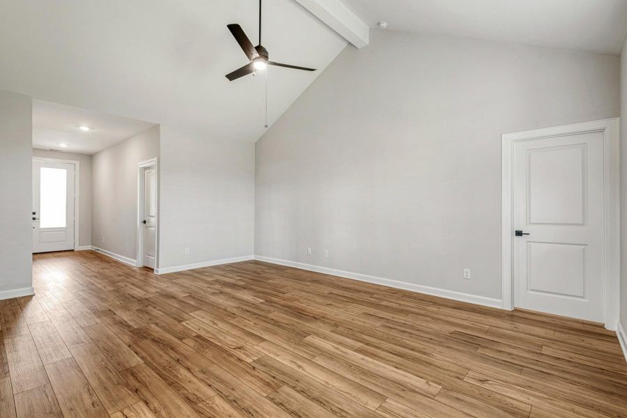 Spacious, unfurnished interior of a new home in Sweetwater Ridge, Conroe (Image 11).