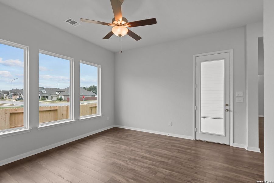 Spacious, unfurnished interior of a new home in Buffalo Crossing, Cibolo (Image 18).