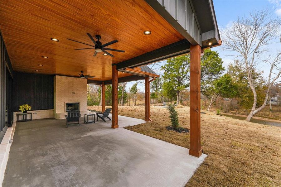Exterior details and patio area of a home in , Malakoff (Image 3).