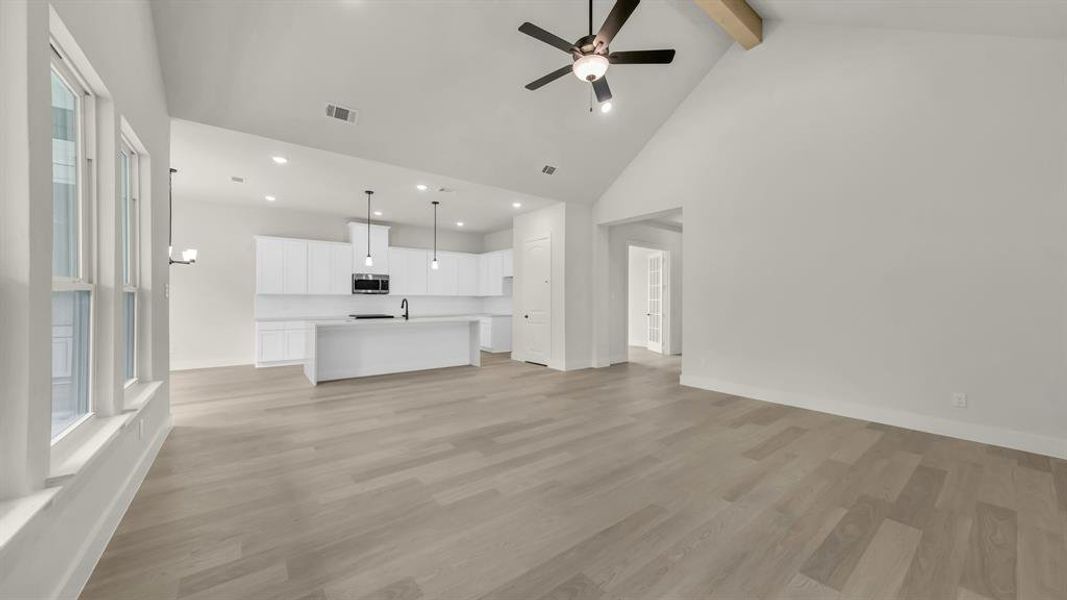 Spacious, unfurnished interior of a new home in Freeman Ranch, Weatherford (Image 25).