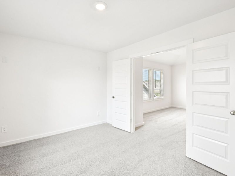 Spacious, unfurnished interior of a new home in Stewart's Ranch, Conroe (Image 15).