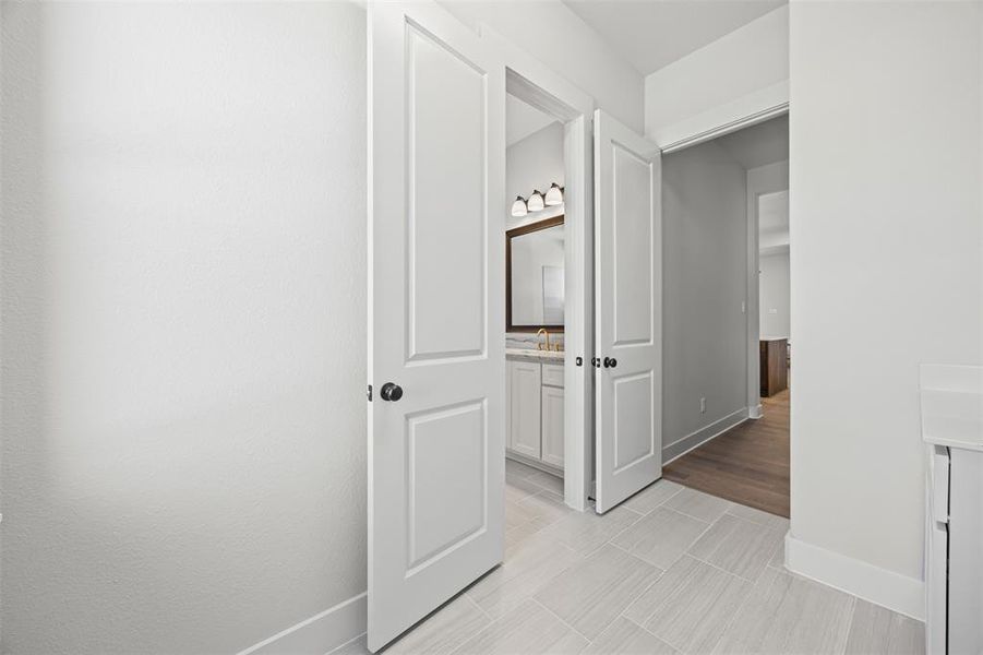 Spacious, unfurnished interior of a new home in Waterfall Ranch - 1 Acre Lots, Waxahachie (Image 30). Spacious, unfurnished interior of a new home in Waterfall Ranch - 1 Acre Lots, Waxahachie (Image 30).