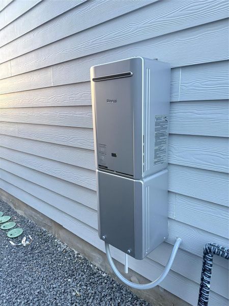 Tankless hot water heater