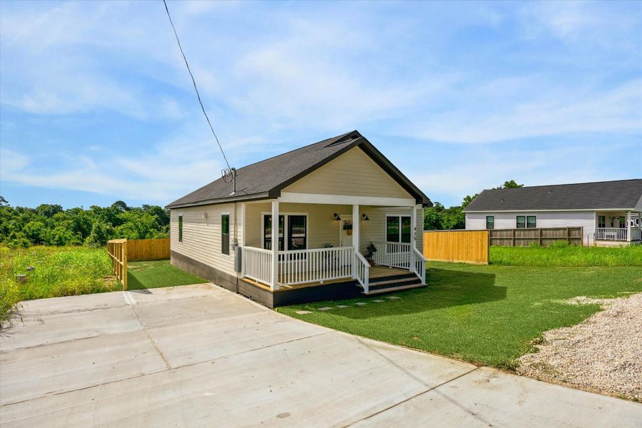 Exterior details and patio area of a home in , Bellville (Image 28).