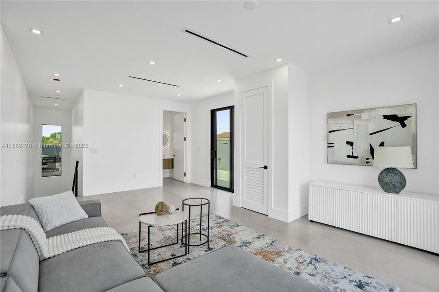 Furnished interior view inside a new home in , Fort Lauderdale (Image 8). Furnished interior view inside a new home in , Fort Lauderdale (Image 8).