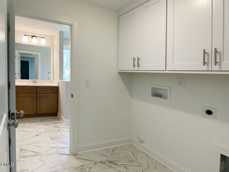 LV17 Laundry to Owner's Bath LV17 Laundry to Owner's Bath