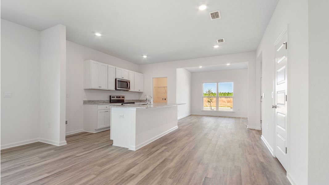 Spacious, unfurnished interior of a new home in Owl's Head East, Freeport (Image 12).