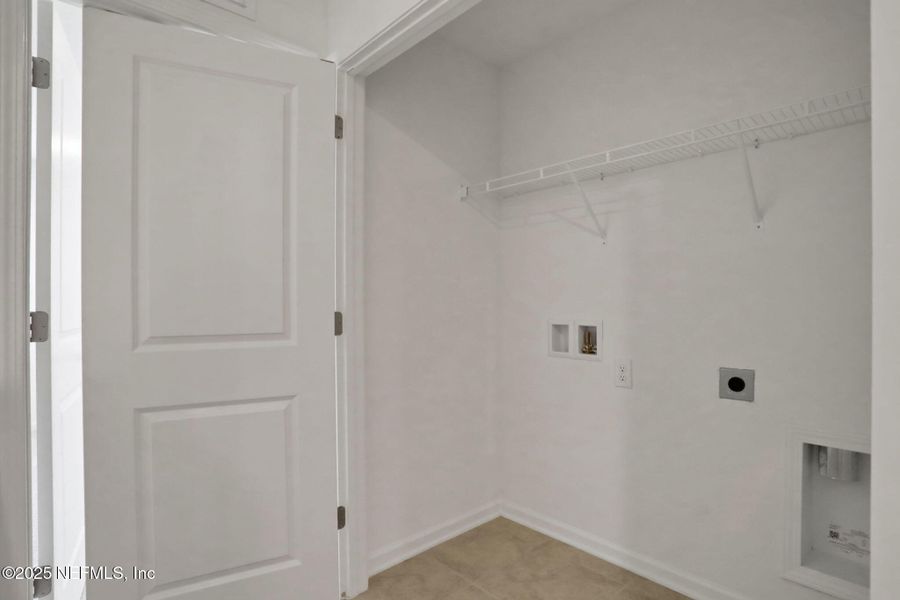 Spacious, unfurnished interior of a new home in , Middleburg (Image 20).