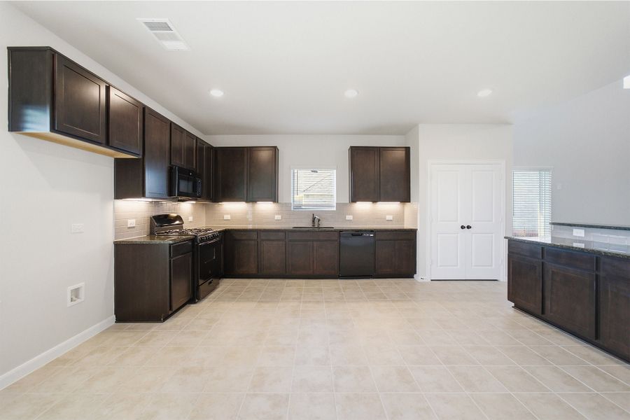 Furnished interior view inside a new home in Saddlebrook Estates, Waxahachie (Image 11).
