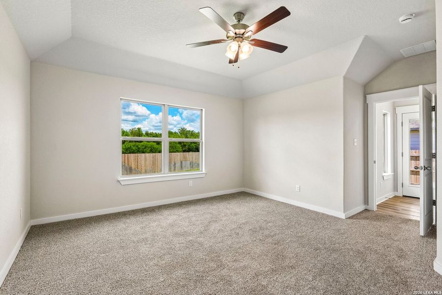 Spacious, unfurnished interior of a new home in Cloud Country, New Braunfels (Image 12).