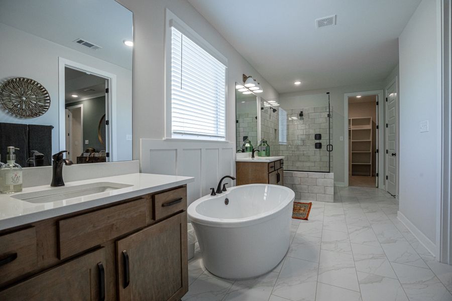 Representative furnished interior of a home built from the Willow by Grant & Co in Manor at Hall Creek, Arlington (Image 127).