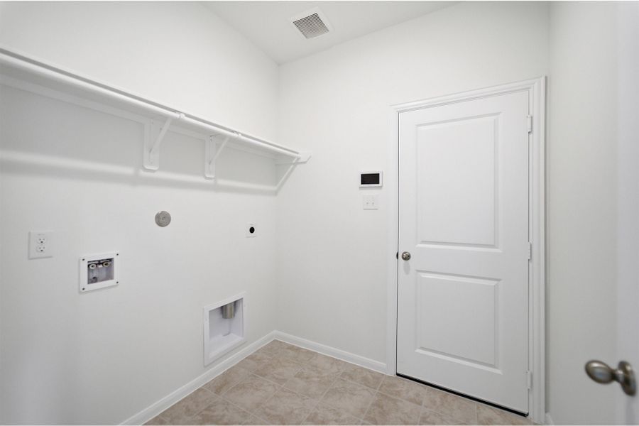 Spacious, unfurnished interior of a new home in Lago Mar, Texas City (Image 35).