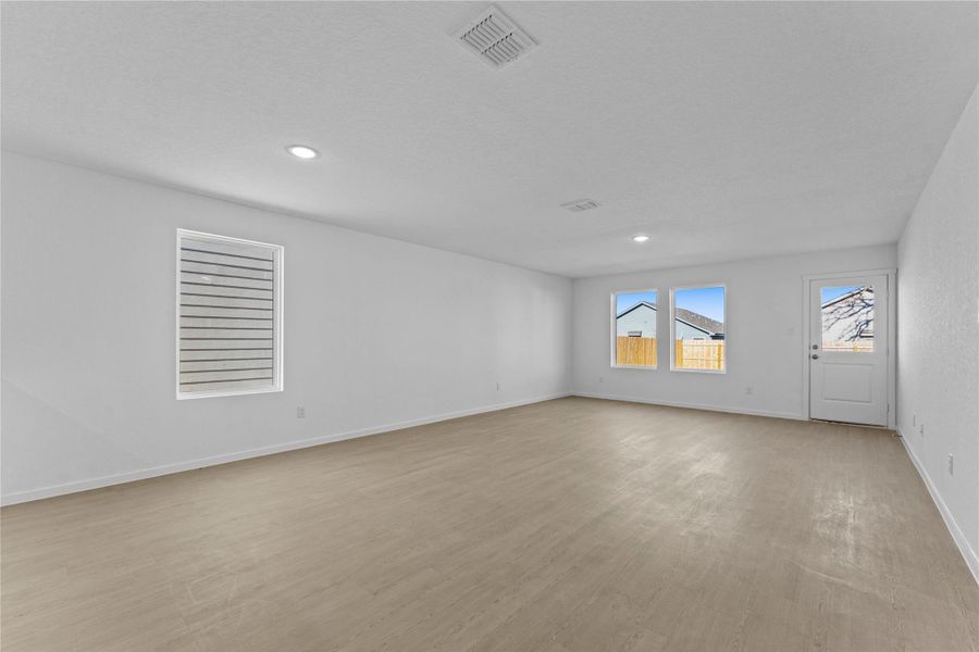 Spacious, unfurnished interior of a new home in Friendship Oaks, Fredericksburg (Image 12).