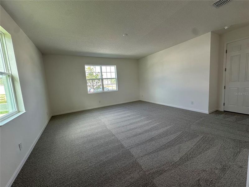 Spacious, unfurnished interior of a new home in , Deland (Image 5).