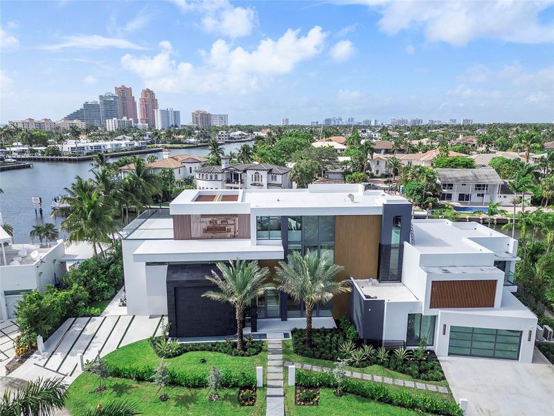 Furnished interior view inside a new home in , Fort Lauderdale (Image 61).