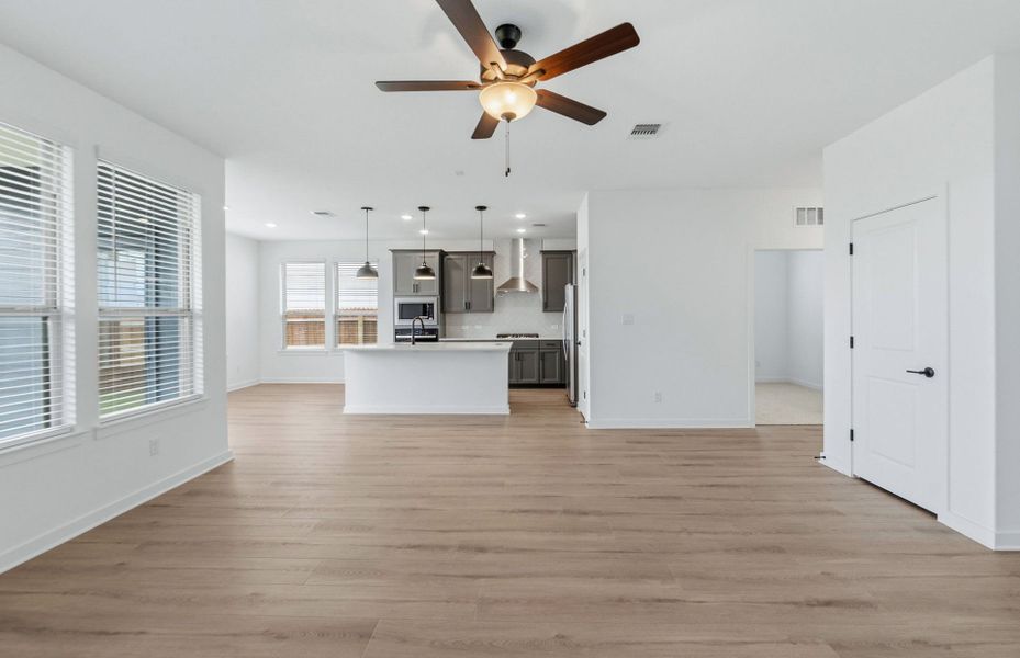 Spacious, unfurnished interior of a new home in Santa Rita Ranch, Liberty Hill (Image 34).