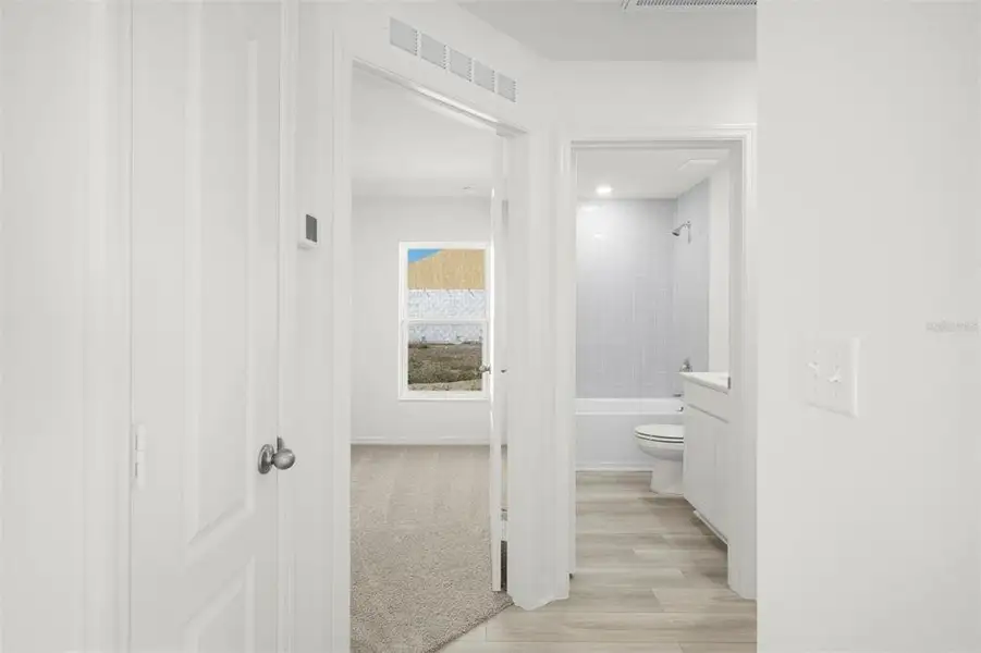 Spacious, unfurnished interior of a new home in Tula Parc, Astatula (Image 16).