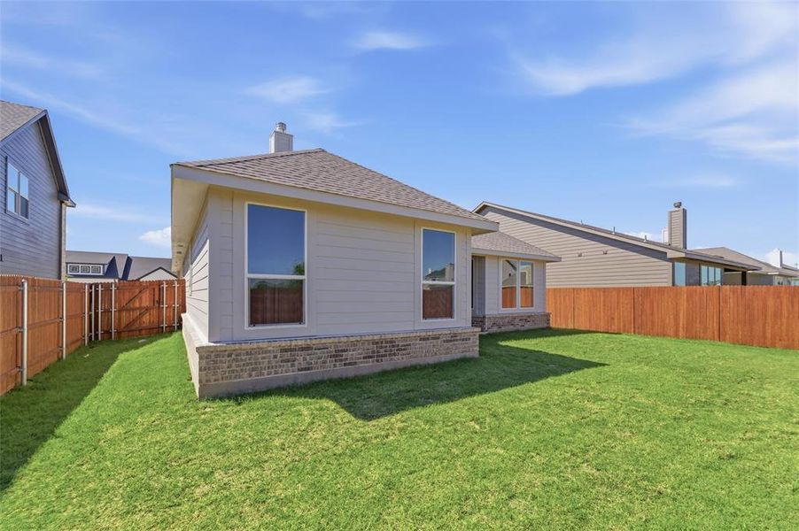Exterior details and patio area of a home in Covenant Park, Springtown (Image 4).