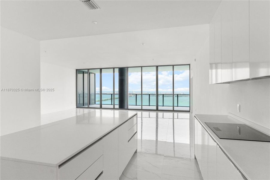 Spacious, unfurnished interior of a new home in Aria Reserve, Miami (Image 18).