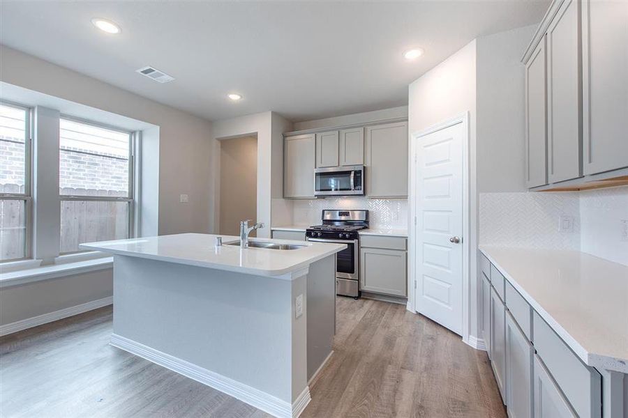 Kitchen w/ 42in Cabinets