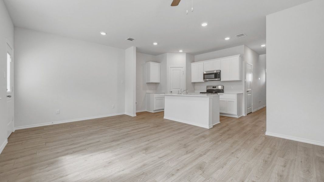 Spacious, unfurnished interior of a new home in Stonewood, Sulphur Springs (Image 5).