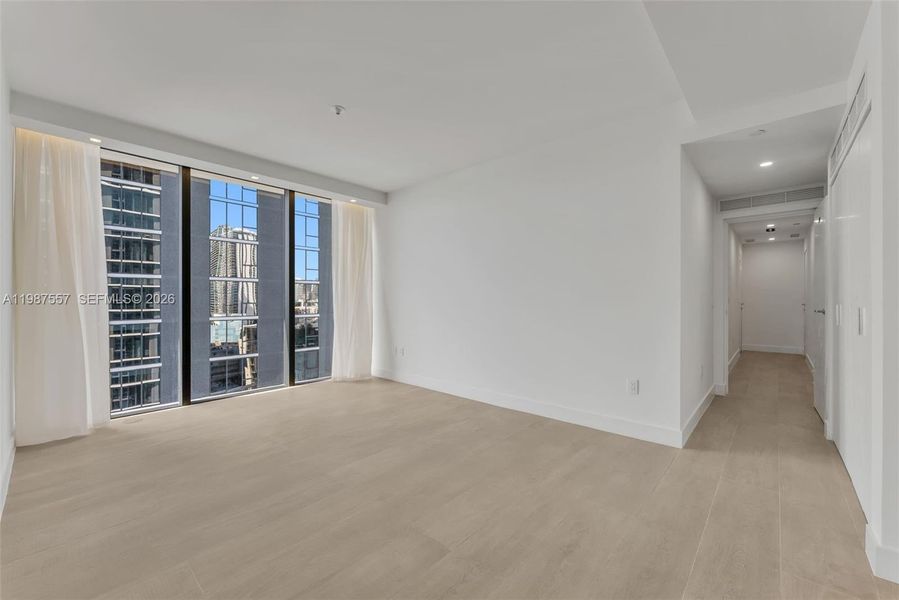 Spacious, unfurnished interior of a new home in Aria Reserve, Miami (Image 19).