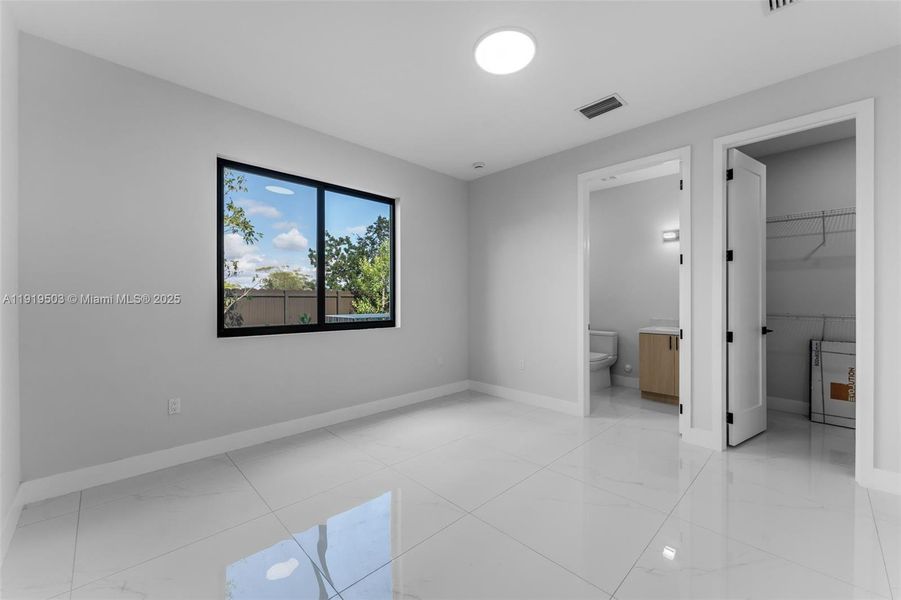 Spacious, unfurnished interior of a new home in , Miami (Image 18).