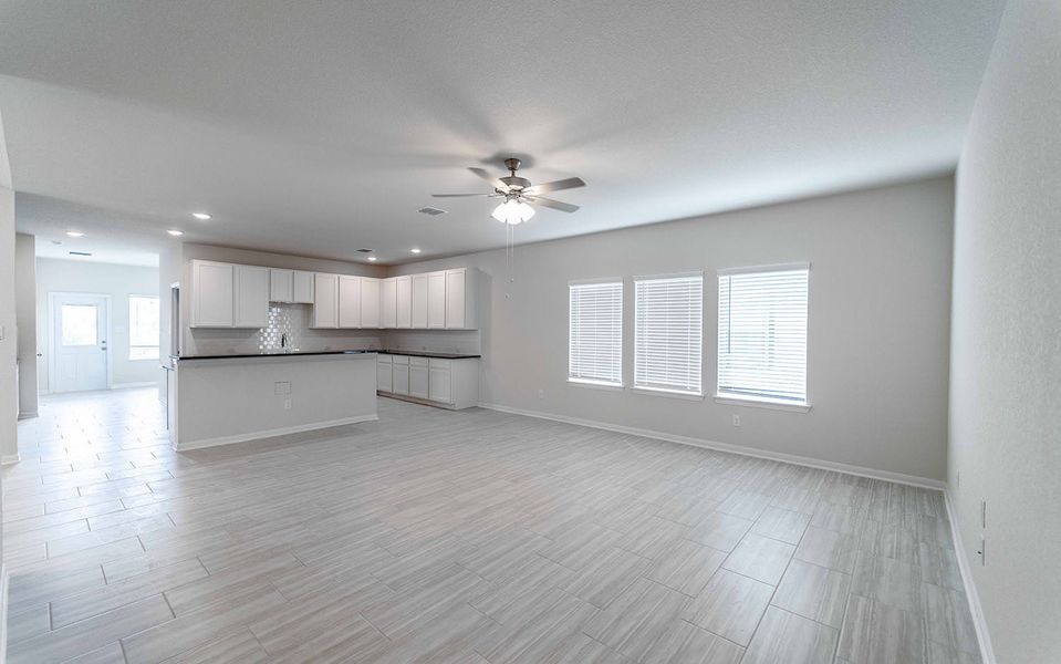 Spacious, unfurnished interior of a new home in Hunter's Ranch, San Antonio (Image 19).