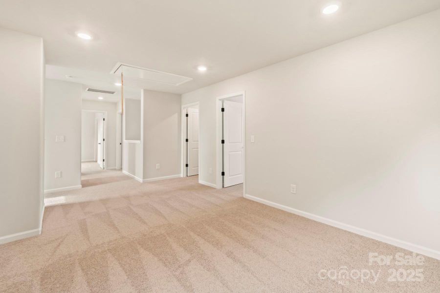 Spacious, unfurnished interior of a new home in Stagecoach Station, Gastonia (Image 9).