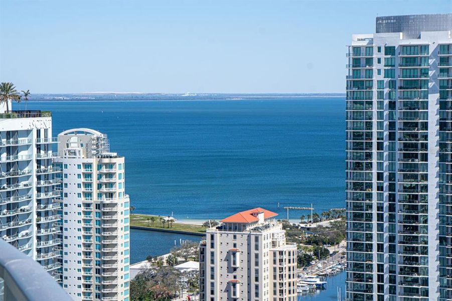 Condo located in St. Petersburg, FL showcasing its design and architecture (Image 39).