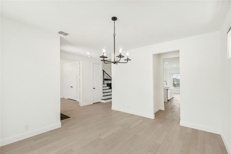 Spacious, unfurnished interior of a new home in Chaparral Park, Oak Point (Image 31).
