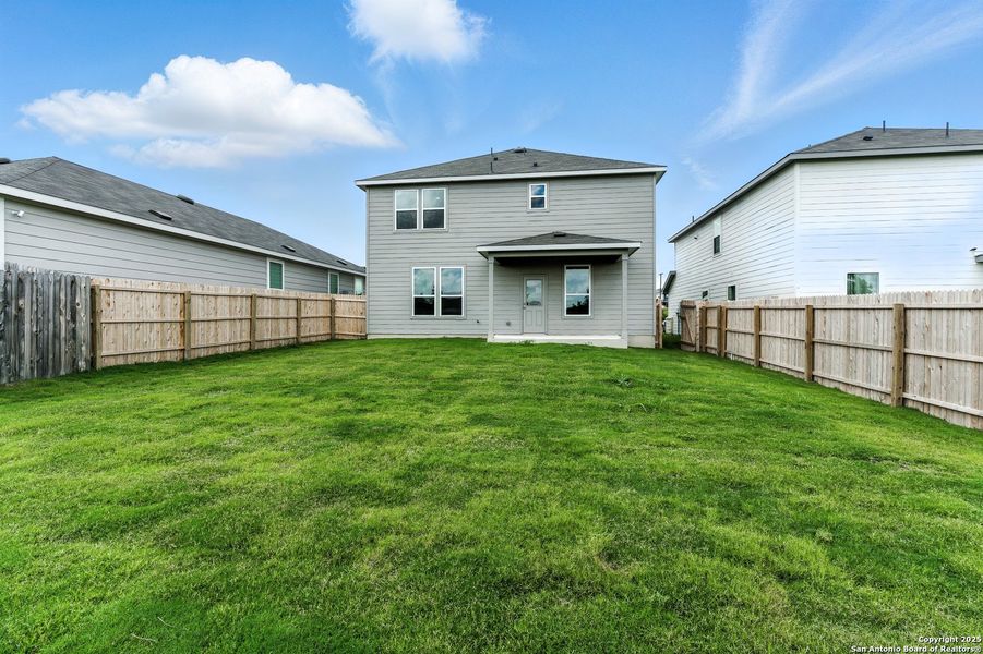 Exterior details and patio area of a home in Horizon Ridge, San Antonio (Image 2).