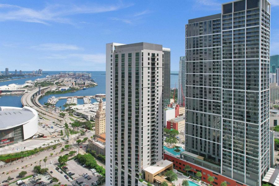 Condo located in Miami, FL showcasing its design and architecture (Image 18).