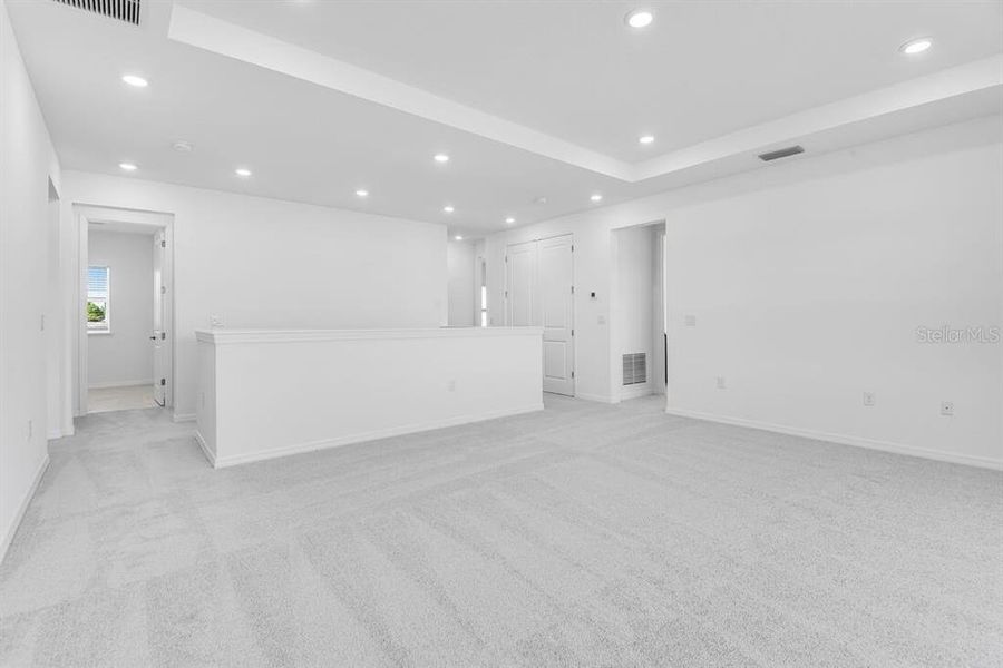 Spacious, unfurnished interior of a new home in Ardisia Park, New Smyrna Beach (Image 25).