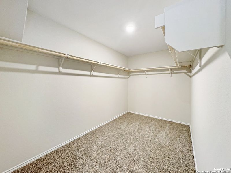 Spacious, unfurnished interior of a new home in Saengerhalle Meadows, New Braunfels (Image 15).