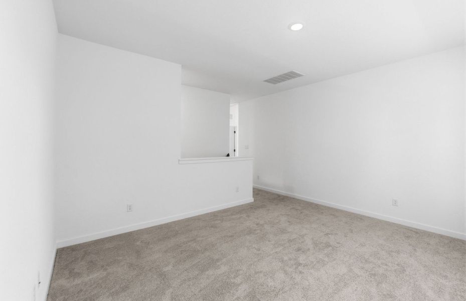 Spacious, unfurnished interior of a new home in Sunfield, Buda (Image 17).