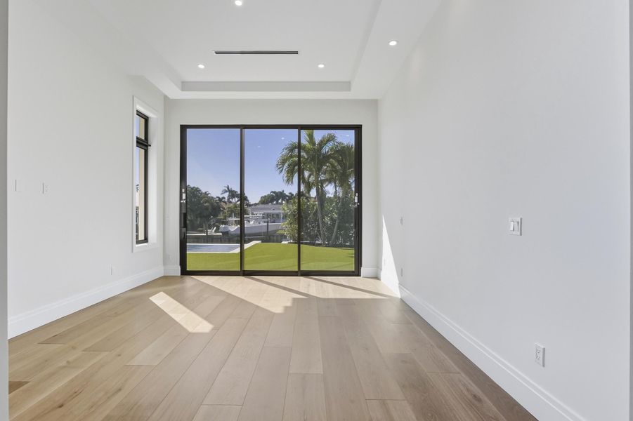 PRIMARY SUITE - 1ST FLOOR