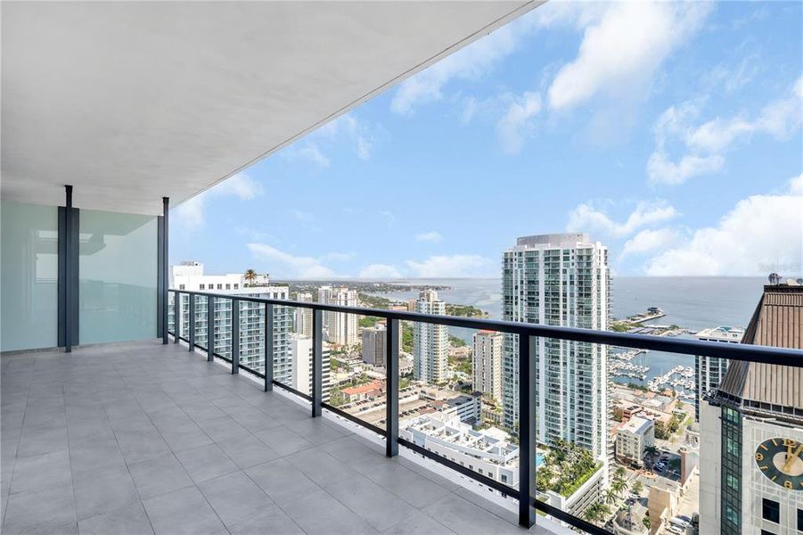 Condo located in St. Petersburg, FL showcasing its design and architecture (Image 3).